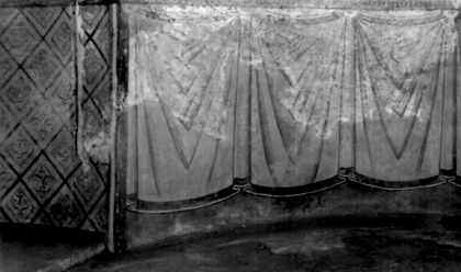 Draperie v apsid� (vlevo) a v hlavn� lodi